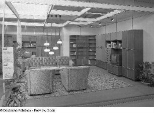 Ausstellungskoje des VEB Möbelkombinat Berlin (MKB) mit Wohnzimmermöbeln (Anbauwand "Altai"; Sitzgruppe "Jana")