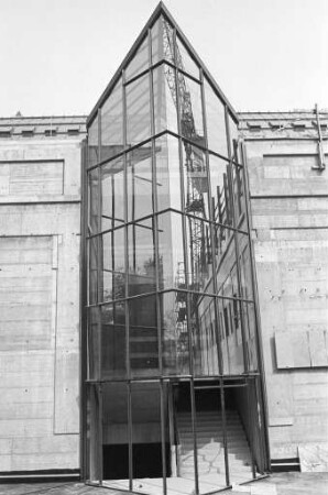 Umbau der Stadthalle zu einem Kongresszentrum nach Plänen des Architekten Hermann Rotermund