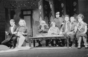 Szenenbilder aus "Der gute Mensch von Sezuan" von Bertolt Brecht unter der Mitarbeit von Ruth Berlau und Margarete Steffin. Berliner Ensemble 1957
