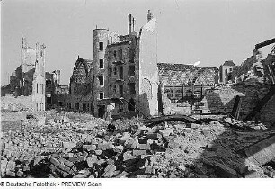 Dresden. Blick aus den Ruinen an der Jahnstraße zur Ruine der Bahnsteighalle des Bahnhofes Dresden Wettinerstraße