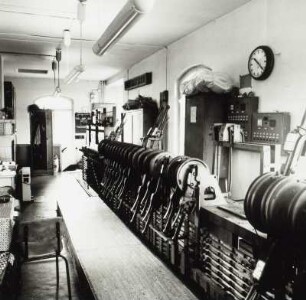 Stellwerk. Innenansicht mit Hebelbank