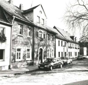 Pegau, Weberplatz 12 /10. Wohnhäuser (um 1850 Nr. 12). Straßenansicht