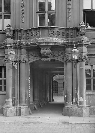 Dresden, Taschenbergpalais : Dresden. Taschenbergpalais, Mittelbau. Portal des alten Hauptbaus