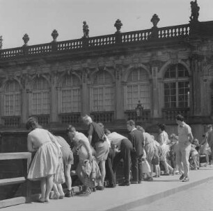 Dresden. Zwinger, Besucher auf der Brücke zum Kronentor über den Graben, mit Langgalerie