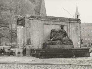 Nymphenbrunnen : Dresden-Neustadt, Neustädter Markt, Nymphenbrunnen an der Westseite mit Straßenschild in russischer Straße