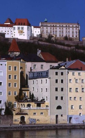 Stadt und Dom in Passau : Stadtübersicht mit Domtürmen, aufgenommen in Passau ca. 2001
