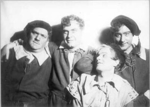 Ein Narr macht viele. Komödie in drei Akten nach Cervantes von Fritz Peter Buch. Staatsschauspiel Dresden, Uraufführung 19.05.1927 mit Musik von Arthur Chitz : Walther Kottenkamp als Estevan, Willi Kleinoschegg als Pascual, Martin Hellberg als Gil und Alexis Posse als Juan