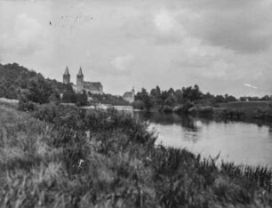 Dom am Fluss : Blick entlang eines Flusses auf einen Dom