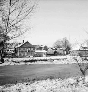 Tremsbüttel-Dorf: Dorfteich: im Hintergrund Dorfstraße mit Gasthof Schwiecker und Bauernhäuser: rechts und links Gesträuch: Winter