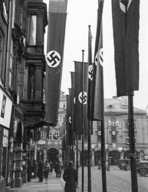 Reichenberg, Altstädter Platz : Reichenberg (Liberec/Tschechische Republik). Altstädter Platz (Dr. E. Beneše) mit Hakenkreuzbeflaggung anlässlich des Besuchs Adolf Hitlers in der Stadt