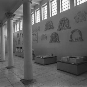 Saal mit durchbrochenen, gitterartigen Bauelementen (Jali) vermutlich im Nationalmuseum in Aleppo