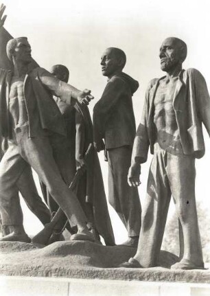 Weimar. Nationale Gedenkstätte Buchenwald auf dem Ettersberg. Buchenwald-Denkmal ( 1956/1959, Bronzeguß; F. Cremer). Teilansicht