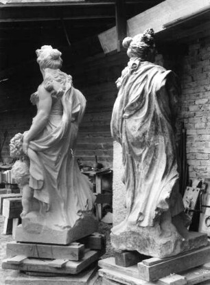 Allegorie des Frühlings : Allegorie des Frühlings, Original aus dem Schloßpark Pretzsch (um 1725, J. J. Kretzschmar) und Kopie (1950/1951, W. Hempel) (beide Sandstein, überlebensgroß). Wermsdorf, Schloß Hubertusburg