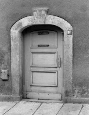 Kamenz, Bautzner Straße 86. Wohnhaus (1765). Portal