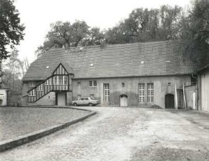 Bahnsdorf-Neudeck. Schloß (Landespolizeischule Brandenburg; 1521, 1711). Hofansicht des Wirtschaftsgebäudes (um 1910)
