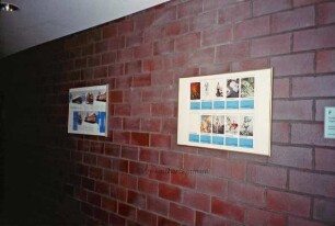 Büro F4 und F5: Wand zum Flur: Bilderrahmen mit Ausstellungplan der Kulturstiftung Stormarn für 2010