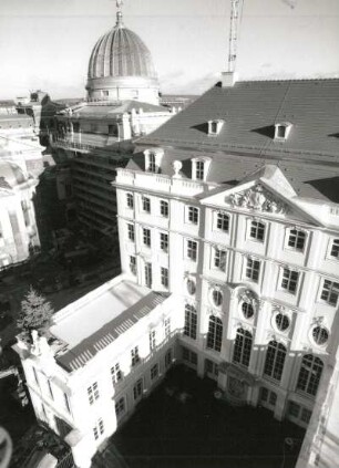 Dresden-Altstadt. Baustelle Coselpalais. Blick vom Gerüst der Frauenkirche zur Baustelle Kunstvereinsgebäude