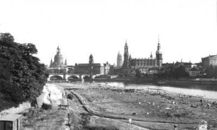 Dresden. Altstadtsilhouette zwischen Frauenkirche und Opernhaus. Blick vom Neustädter Elbufer oberhalb der Marienbrücke nach Südosten