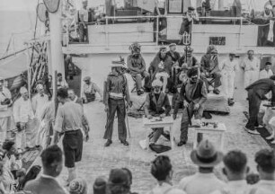 Äquatortaufe : Die Passagiere bei der Äquatortaufe auf Deck des Dampfschiffes Usambara