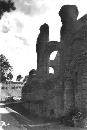 Trier. Kaiserthermen (Anfang 4. Jahrhundert begonnen). Caldarium. Ost-Apsis, Eckraum 5 und Treppenturm von Nordosten
