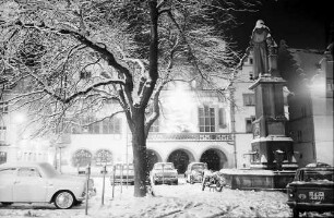 Freiburg: Altes Rathaus mit Tannenbaum