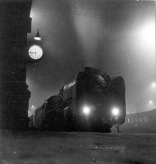 Berlin. Anhalter-Bahnhof. Schnellzuglokomotive 01 020 der Deutschen Reichsbahn (DR) mit Zweilicht-Spitzensignal auf einem Bahnhofsgleis