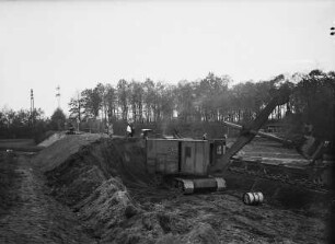 Radeburg, Autobahnbau, Bagger beim Abbau des Bahndamms der früher geplanten Kleinbahn Radeburg - Priestewitz