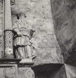 Schloss Rochsburg, Schlosskapelle, Altar, Statue des Aaron