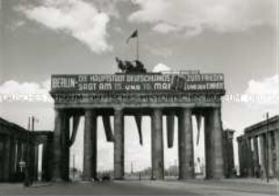 Banner für den 3. Volkskammerkongress am 15./16. Mai 1949 am Brandenburger Tor