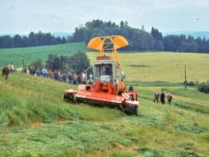 Hangtraktor mit Frontmähwerk