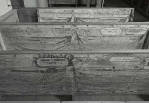 Wände des Gestühls (17./18. Jh.; Holz, bemalt) im Schiff der Hospitalkirche in Königsbrück