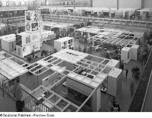 Raumaufnahme mit Ausstellungskojen