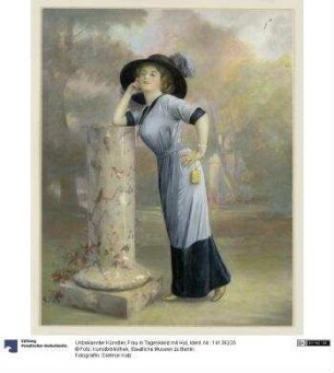 Frau in Tageskleid mit Hut