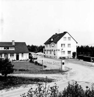 Braas & Co. Dachsteinwerk: Firmengelände: rechts Zufahrt: in der Mitte Firmenschild: hinten Firmengebäude: davor Lkw: im Hintergrund Parkplatz