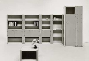 Beistelltisch : Wohnzimmer mit Anbaumöbeln "Simplex-Möbel" (1972; Hochschule für Kunst und Design Halle (Burg Giebichenstein)). Ansicht mit Anbauwand und Beistelltisch