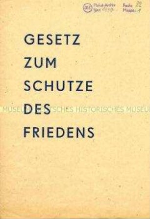 Flugschrift mit dem von der Volkskammer der DDR beschlossenen "Gesetz zum Schutze des Friedens"