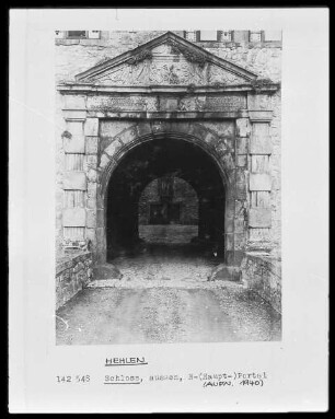 Ursprünglich einziges Zugangsportal; im Dreiecksgiebel Relief mit dem Allianzwappen des Fritz von der Schulenburg und seiner Gemahlin Ilse von Saldern