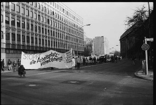 Demonstration mit Spruchband "Stoppt die Arbeitsplatzvernichtung"