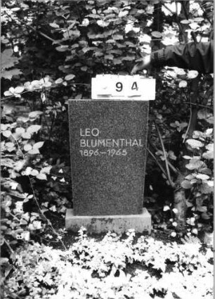 Grabstein 94 (Index: 100080258) Material: Granit Zustand: gut Maße HxBxT: 77x45x13 cm Beschreibung: sich nach oben verbreiternde Stele, Sockel, gerader Abschluß: Grabstein 94