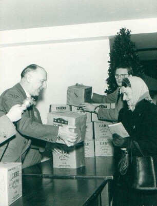 Dr. Otto Suhr bei der Übergabe eines Care-Paketes an eine Rentnerin