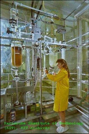 Unbekannte Mitarbeiterin bei Tätigkeiten an der Anlage zur elektrochemischen Schadstoffoxidation (PESO III) des Instituts für Technische Chemie (ITC)