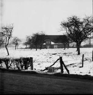 Streuobstwiese mit Apfelbäumen: Hauskoppeln mit Zaun: im Hintergrund Bauerngehöft: Winter