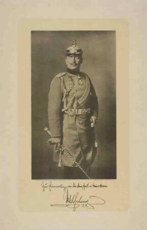 Kaiser Wilhelm II., König von Preußen, stehend in Uniform mit Orden u. a. pour le mérite, in der Rechten einen Marschallstab haltend, Brustbild