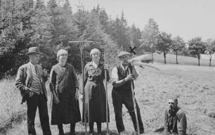 Heuernte bei Richard Schneider (2. von rechts) mit Hilma Schneider und Fritz Günther