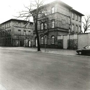 Cottbus, Karl-Liebknecht-Straße / Ecke Lausitzer Straße. Infanteriekaserne der Bundeswehr (1886). Toranlage und Villa. Straßenansicht