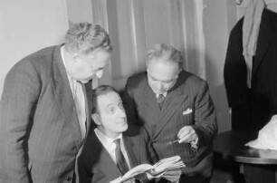Porträt des Schriftstellers Louis Golding und Aufnahmen bei einer Lesung : Louis Golding im Gespräch während einer Lesung
