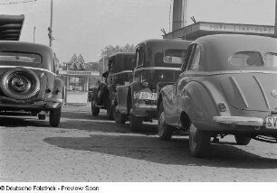 Parkende PKW vor dem Leipziger Hauptbahnhof