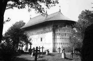 Arbore: Klosterkirche, Vordergrund Friedhofskreuze
