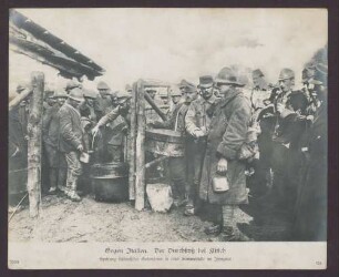 Gegen Italien. Der Durchstoß bei Flitsch. Speisung italienischer Gefangener in einer Sammelstelle im Isonzotal