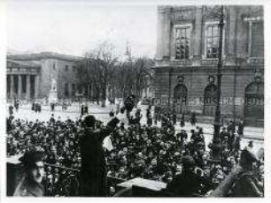 Ansprache eines Anhängers der neuen Regierung am Kronprinzenpalais (gegenüber vom Zeughaus)